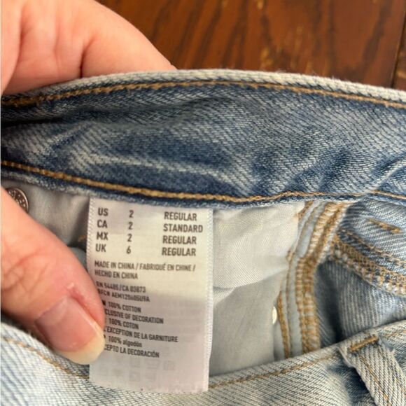 American Eagle distressed denim cutoff mom jean shorts size 2 100% cotton - Picture 4 of 9